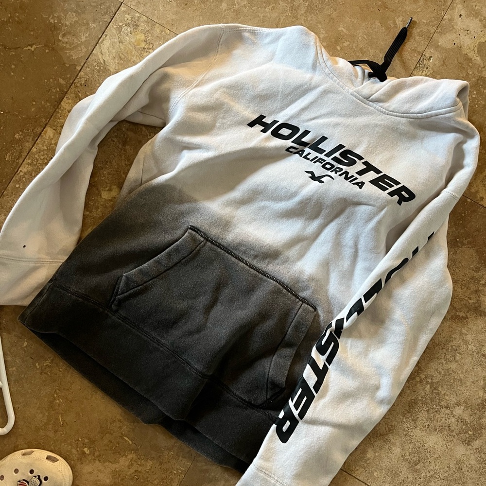 Men’s hollister size small black and white hoodie worn once